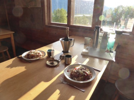 Förlovningsmiddag i Aktse. Notera att Johan hade släpad med sig champange hela vandringen, utan att bli upptäckt. 